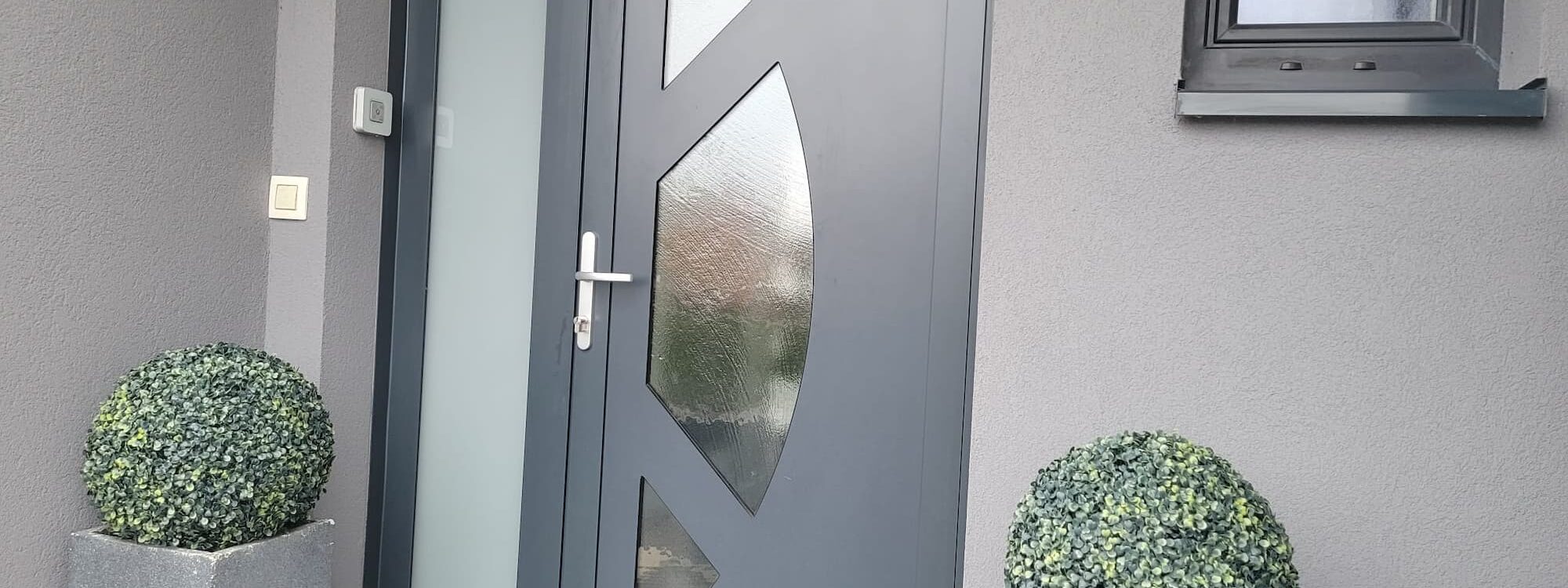 POSE_PORTES_PORTES_GARAGES5 2000X750 | Presta Bati Pourquoi opter pour une porte d’entrée en aluminium ? Riedisheim